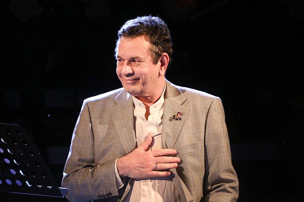 Ο Σ.Σπανουδάκης απαγορεύει στη «ΝΙΚΗ» να χρησιμοποιεί το τραγούδι του ως ύμνο (βίντεο)