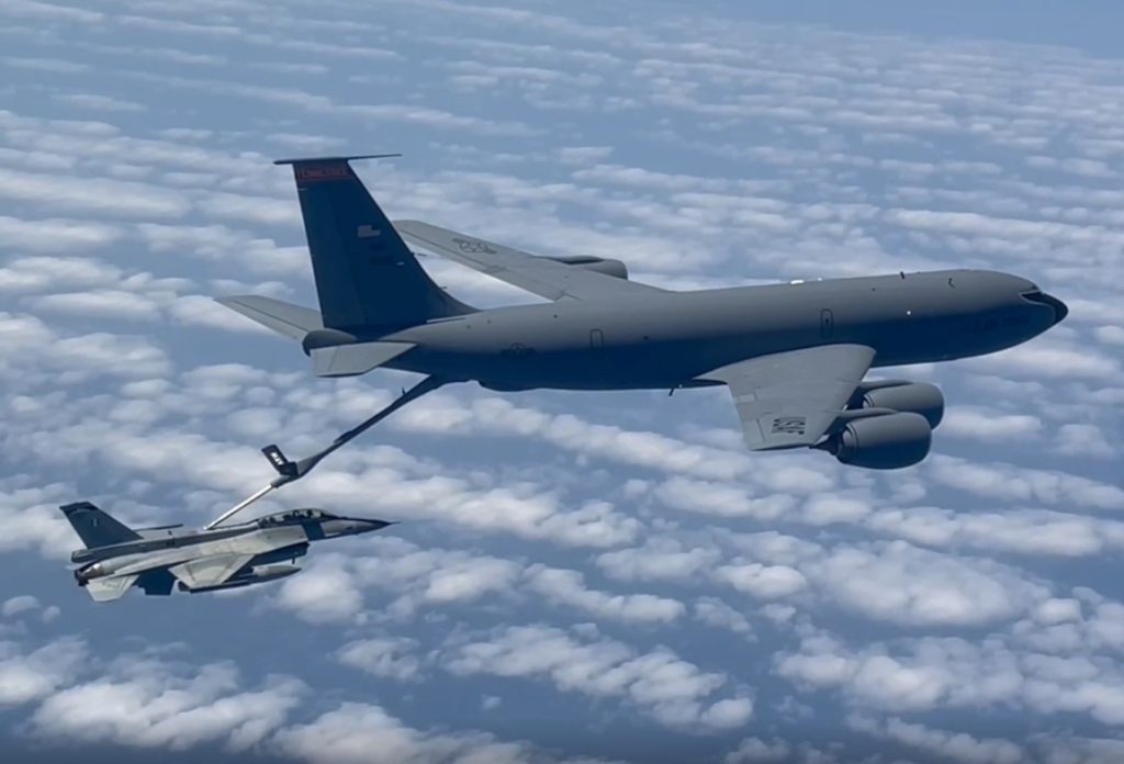 Συνεκπαίδευση μαχητικών αεροσκαφών της ΠΑ με αμερικανικό KC-135 και ΝΑΤΟϊκό Ε-3A AWACS (βίντεο)