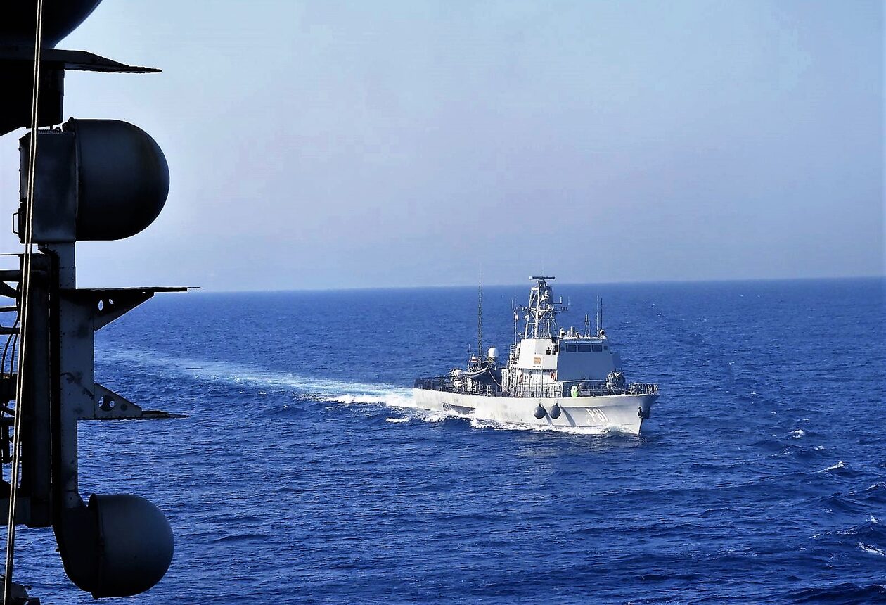 Πραγματοποιήθηκε η αντικατάσταση της φρεγάτας «Θεμιστοκλής» από την φρεγάτα «Ψαρά» σε μεγάλη άσκηση ανοιχτά του Λιβάνου (εικόνες)