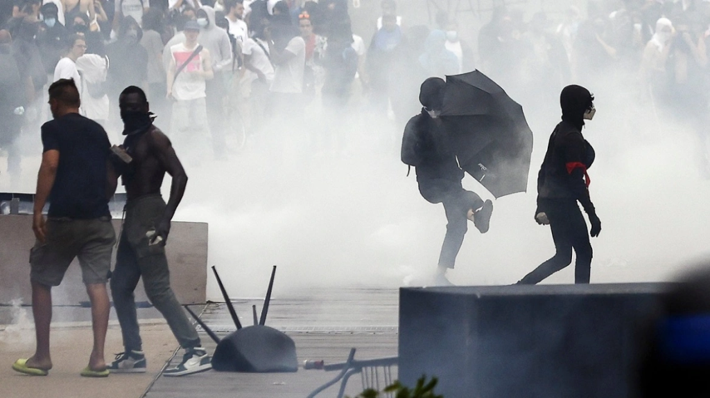 Μορφή εξέγερσης λαμβάνουν οι ταραχές μετά το θάνατο του 17χρονου στα προάστια του Παρισιού –  Κινητοποίηση 40.000 αστυνομικών