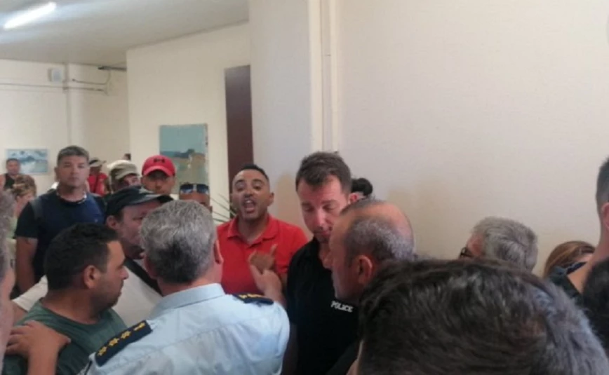 Αδιανόητο περιστατικό στη Ρόδο: Τσακώθηκαν για τις ξαπλώστρες και πολίτης έκοψε τις φλέβες του στο δημαρχείο (εικόνες)