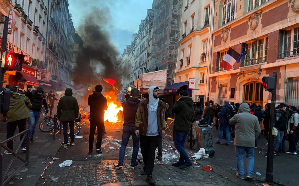 «Κόλαση» για δεύτερη ημέρα σε Παρίσι και άλλες πόλεις της Γαλλίας: Οργισμένη η κοινωνία με την αστυνομία του Ε.Μακρόν