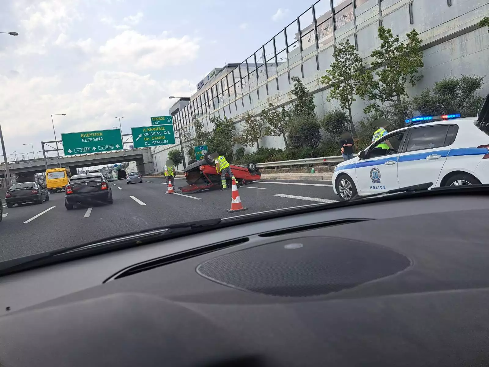 Νέο ατύχημα στην Αττική Οδό: Τούμπαρε αυτοκίνητο – Κυκλοφοριακό χάος στον Περιφερειακό Δραπετσώνας