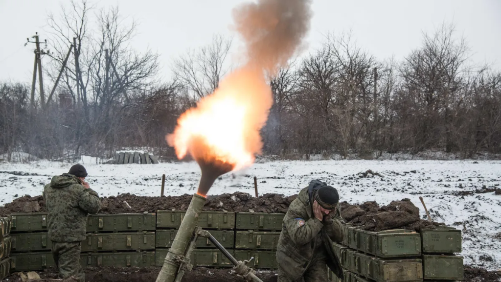 Πυρά ρωσικού όλμου θάβουν κάτω από τα χώματα Ουκρανούς στρατιώτες σε όρυγμα (βίντεο)