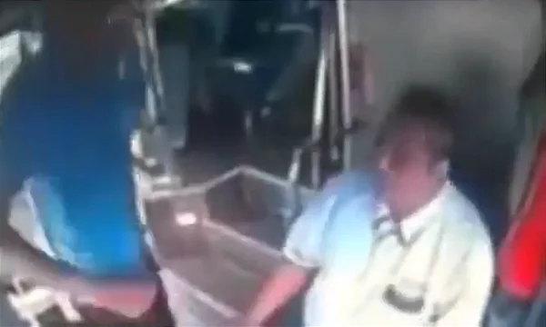 Η στιγμή που επιβάτης επιτίθεται σε οδηγό λεωφορείου και εκείνος τον «σπάει» στο ξύλο και τον κατεβάζει κάτω (βίντεο)