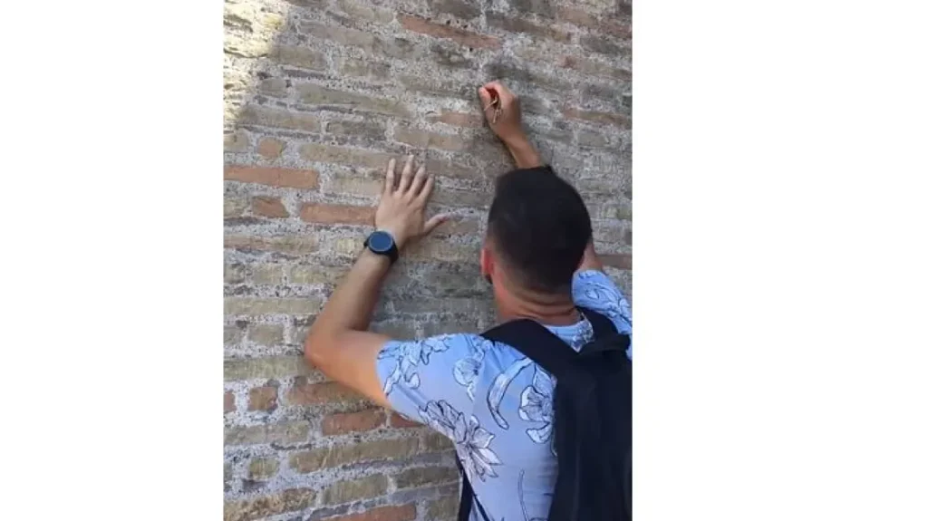 Ιταλία: Ταυτοποιήθηκε ο τουρίστας που χάραξε με κλειδιά ονόματα στο Κολοσσαίο – Κινδυνεύει με φυλάκιση