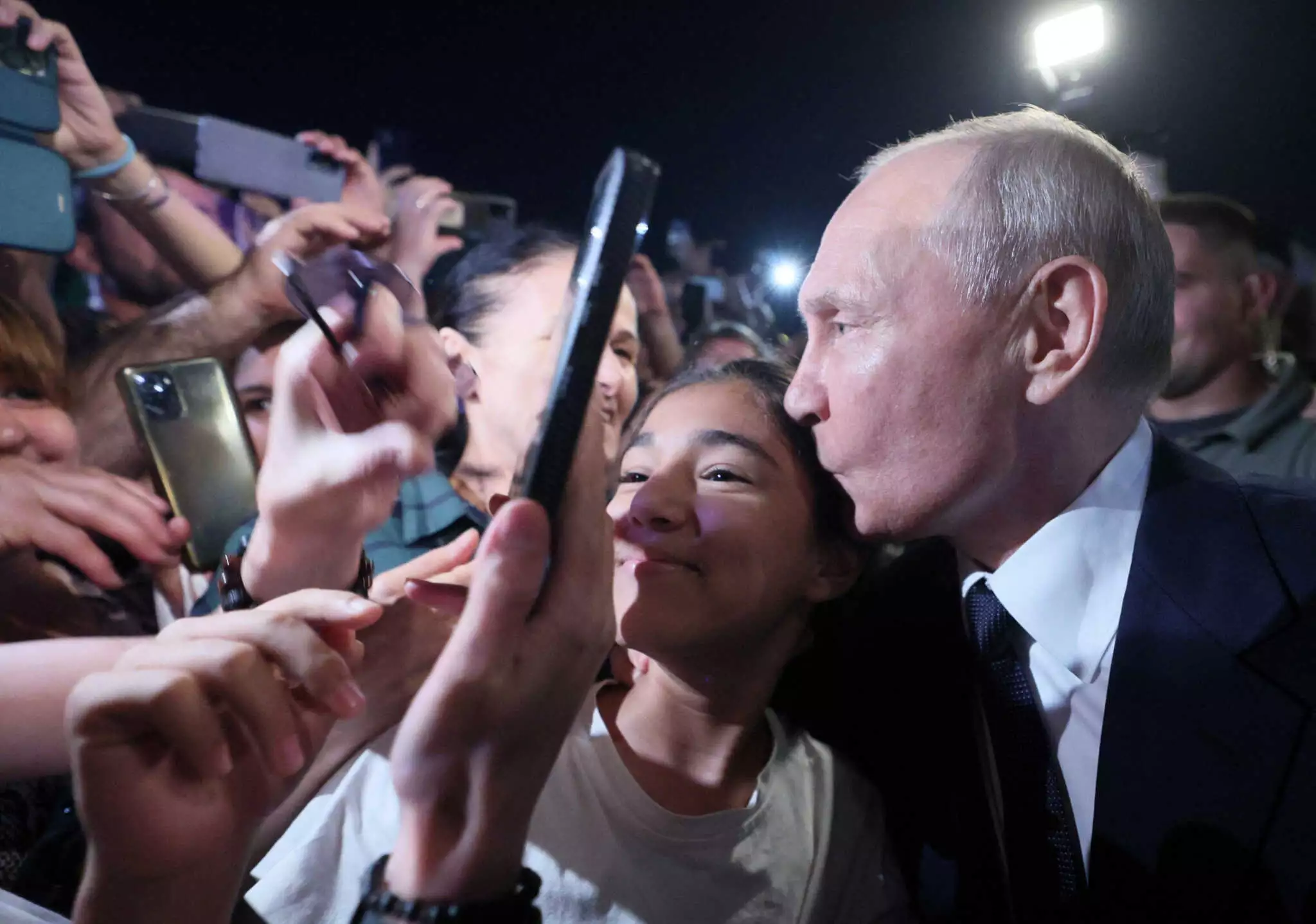 Πρόσχαρος ο Β.Πούτιν σε εμφάνισή του στο Νταγκεστάν: Έβγαλε φωτογραφίες με τον κόσμο και μοίρασε φιλιά (φώτο)