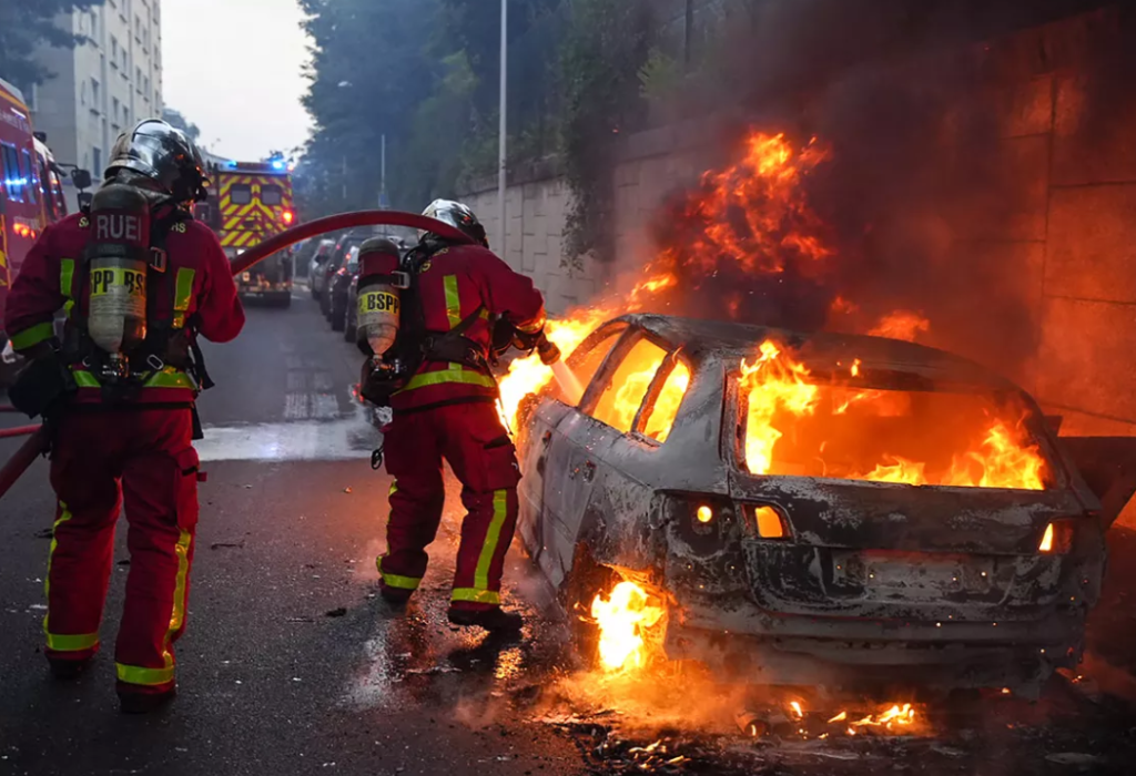 «Βράζει» η Γαλλία για τον θάνατο του 17χρονου από σφαίρα αστυνομικού – Επεισόδια για δεύτερο βράδυ (βίντεο)