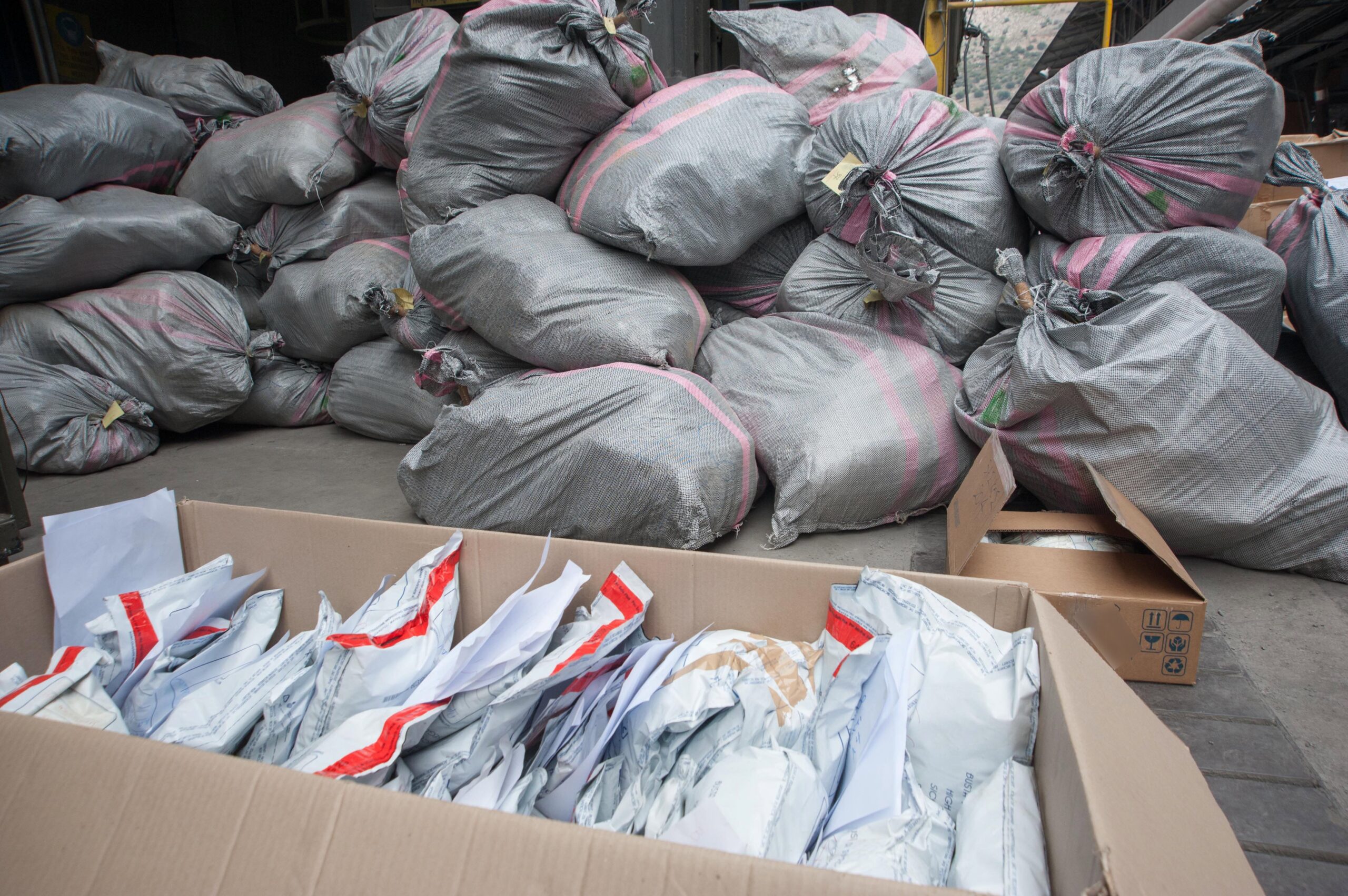 ΕΛ.ΑΣ.: Βίντεο από τη στιγμή που καταστρέφονται μεγάλες ποσότητες ναρκωτικών