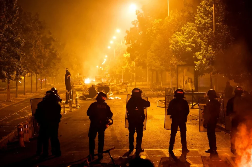 Βίντεο: Η Γαλλία στις φλόγες – «Γκρεμίζουν» κολόνα και πέφτει στο κεφάλι διαδηλωτή! – «Θα σκοτώσουμε αστυνομικούς» λέει ράπερ