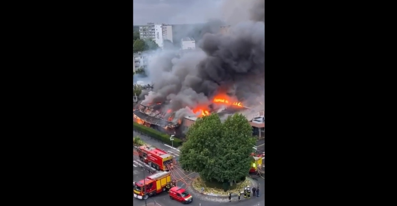 Παρίσι: Στις φλόγες εμπορικό κέντρο! (βίντεο)