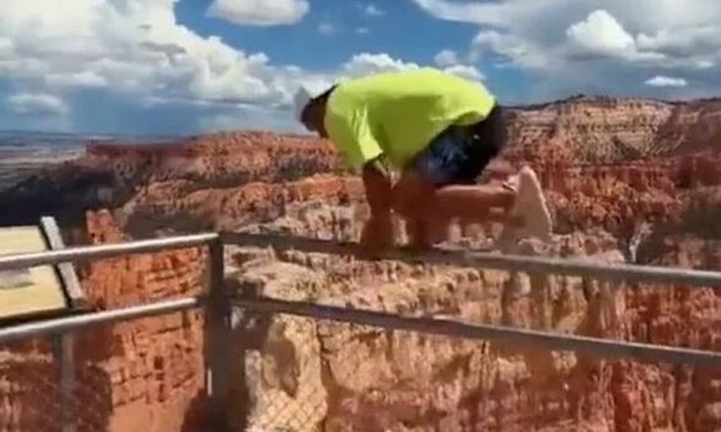 Από τύχη ζει φαρσέρ: Πήγε να πηδήξει από κιγκλίδωμα στο Γκραντ Κάνιον και παραλίγο να γλιστρήσει στο γκρεμό