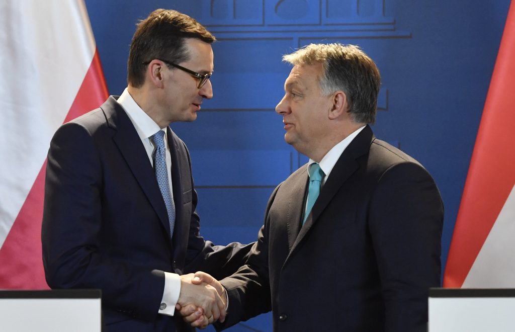 Γιατί Πολωνία και Ουγγαρία «μπλόκαραν» την ελεύθερη είσοδο των παράνομων μεταναστών στην ΕΕ – Η ελληνική κυβέρνηση… συμφώνησε!