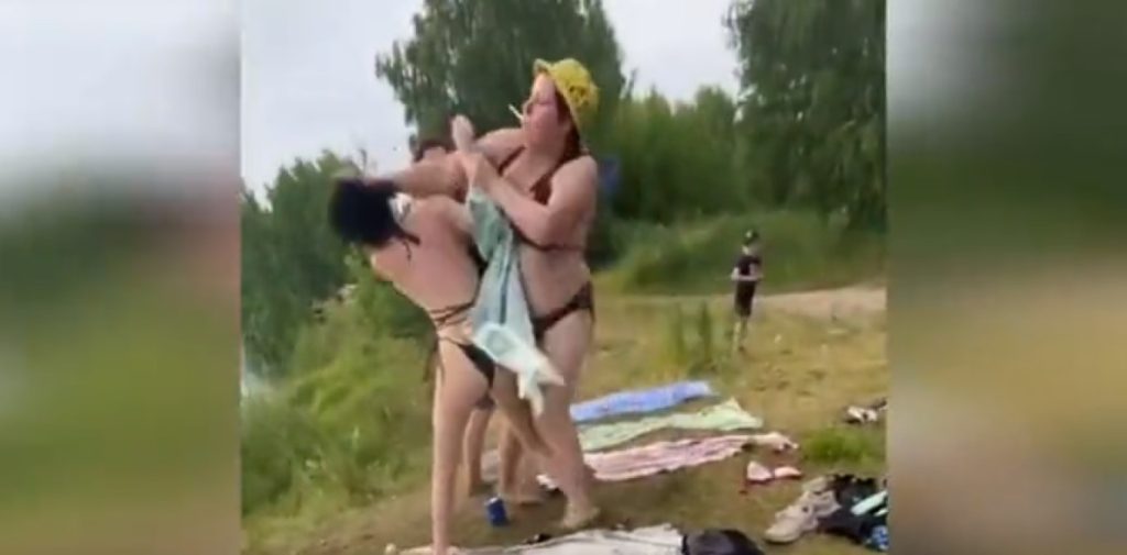 Ρωσία: Γυναίκα γρονθοκόπησε νεαρή γιατί φορούσε προκλητικό μαγιό (βίντεο)