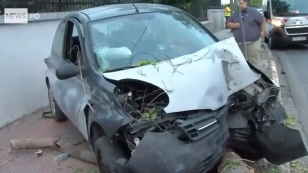 Αυτοκίνητο έπεσε σε δέντρο μετά από καταδίωξη στην Πειραιώς