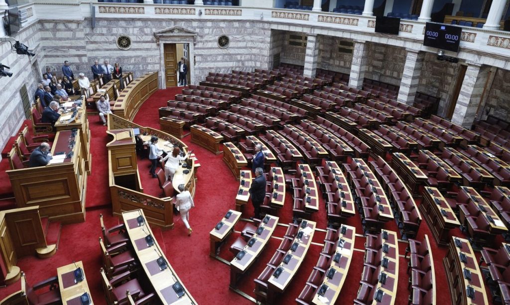 Ορκίζεται αύριο η νέα Βουλή: Πώς θα κάθονται οι βουλευτές των οκτώ κομμάτων
