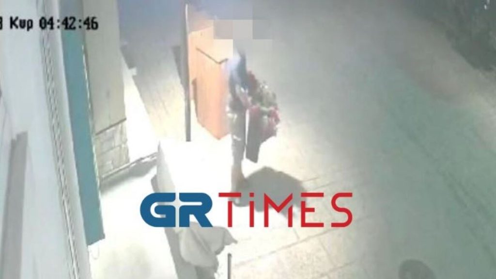 Χαλκιδική: Η στιγμή που κλέφτες αρπάζουν έργα τέχνης από έκθεση (βίντεο)