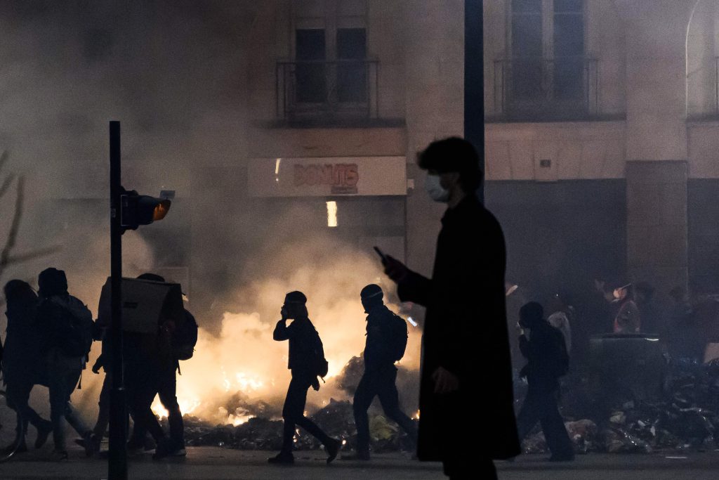 Άσχημες εξελίξεις στην Γαλλία: Οι διαδηλωτές κλέβουν οπλισμό! – Λεηλασίες και καταστροφές παντού (βίντεο)