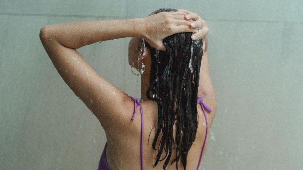 Δείτε τι πρέπει να κάνετε για να κρατήσετε τα μαλλιά σας υγιή το καλοκαίρι