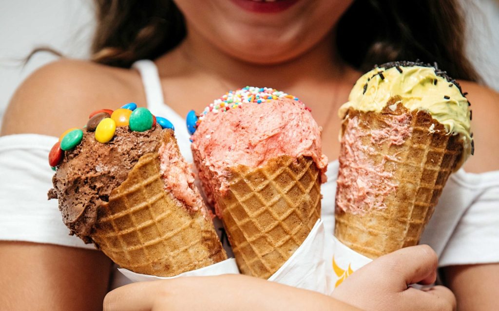 Τι θα συμβεί στον οργανισμό σας αν τρώτε καθημερινά μία μπάλα παγωτό;