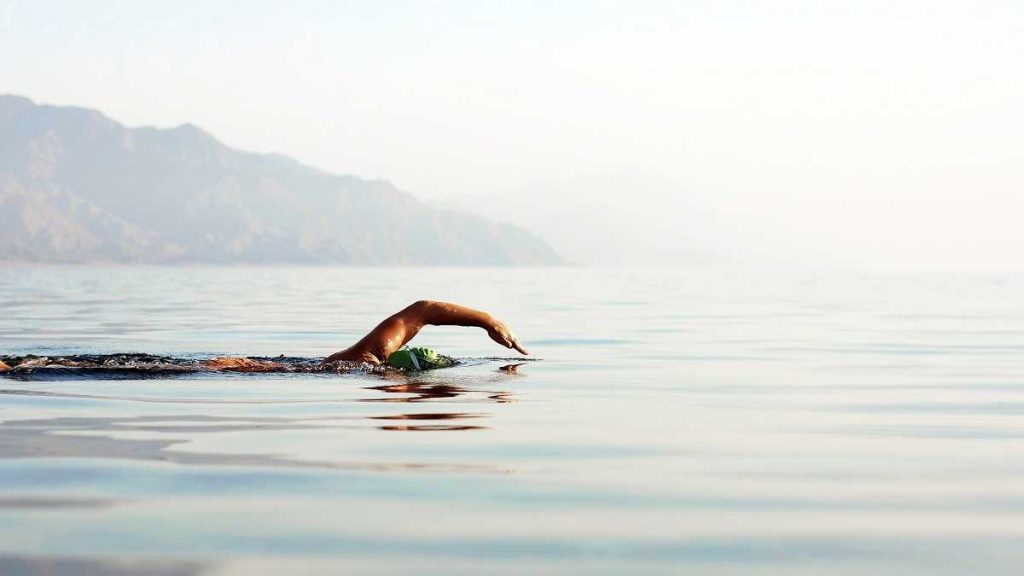 Δέκα κανόνες για ασφαλές κολύμπι μετά τα 50 – Τι πρέπει να ξέρετε
