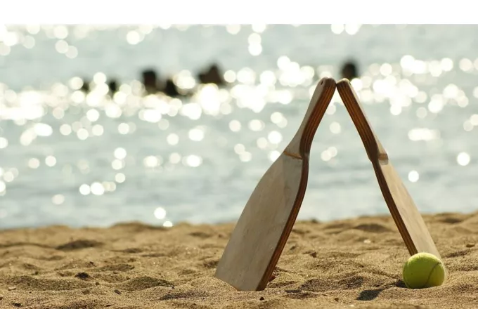 Έπεσαν οι πρώτες «καμπάνες»: Πρόστιμο 1000 ευρώ για ρακέτες σε παραλία στο Καβούρι