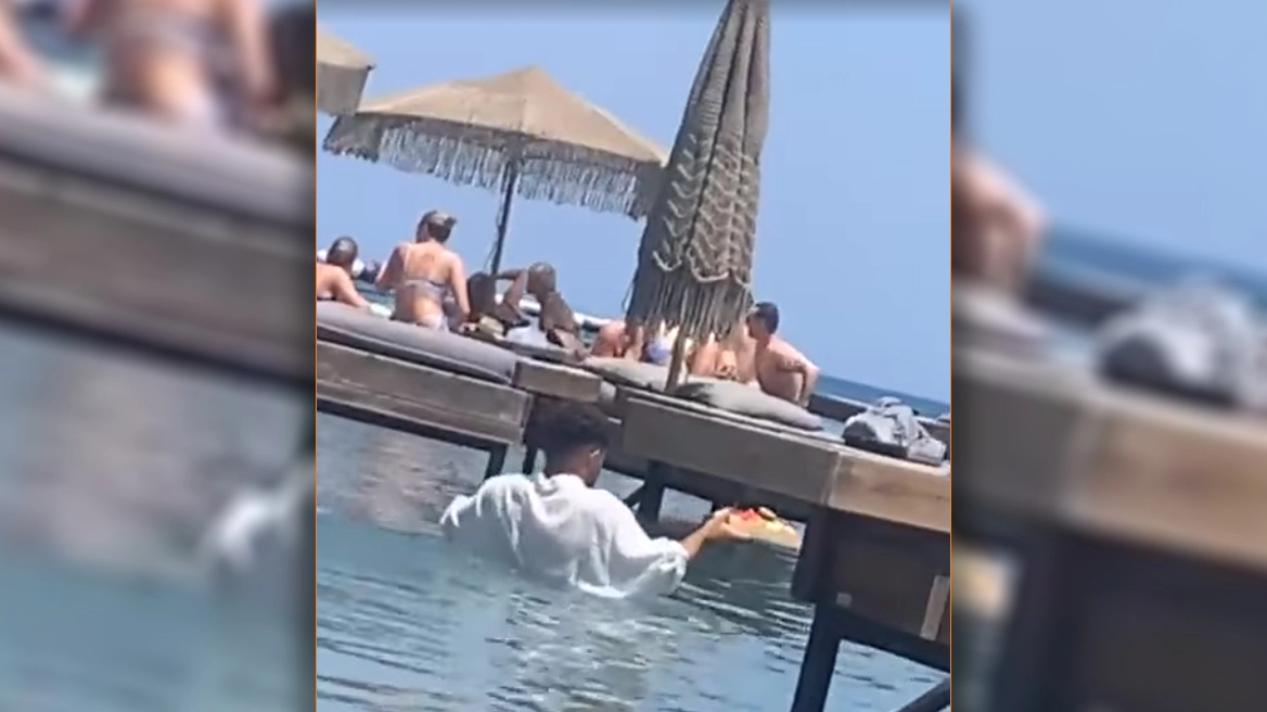 Ρόδος: Σερβιτόρος σε beach bar παραδίδει παραγγελία σχεδόν… κολυμπώντας