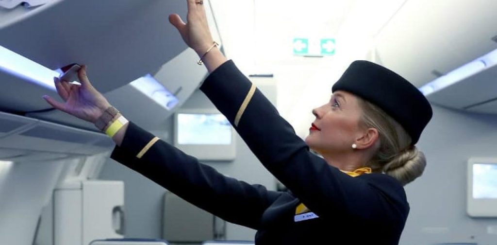 Αεροσυνοδός αποκαλυπτύπει: Αυτό είναι το πιο αηδιαστικό πράγμα που κάνουν οι επιβάτες στο αεροπλάνο (βίντεο)