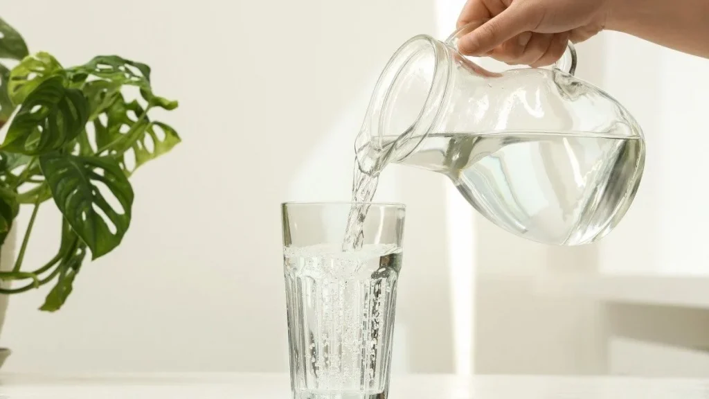 H κατανάλωση νερού την ώρα του φαγητού βοηθά στην απώλεια βάρους;