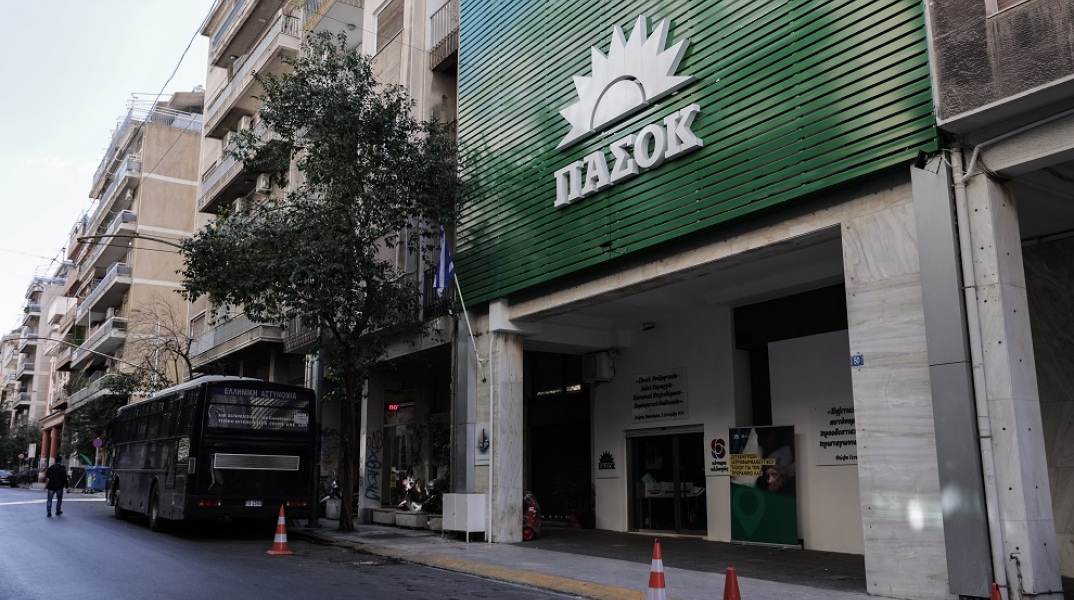 Επίθεση με βόμβες μολότοφ έξω από τα γραφεία του ΠΑΣΟΚ