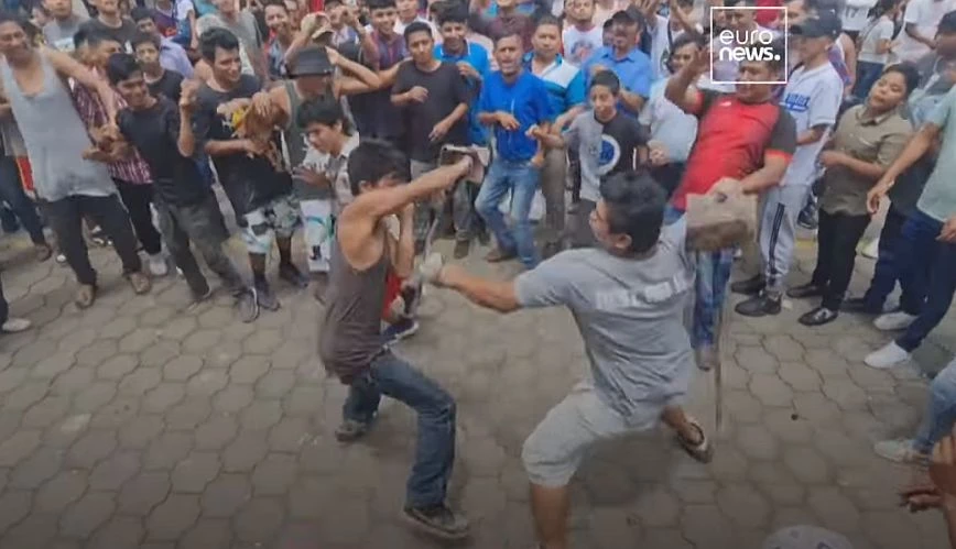 Απίστευτο έθιμο στη Νικαράγουα: Άνδρες μαστιγώνουν ο ένας τον άλλον με αποξηραμένα πέη ταύρων (βίντεο)