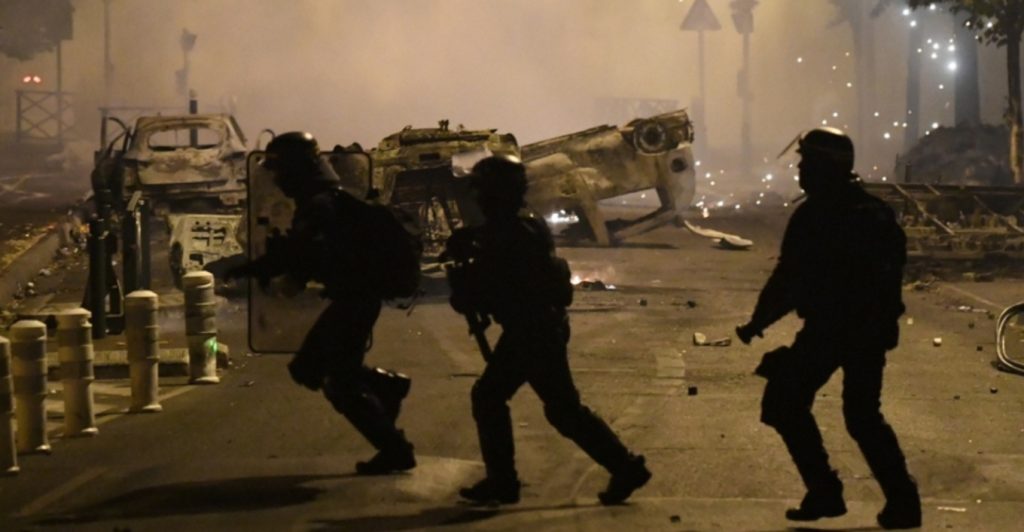 Γαλλία: Διαδηλωτές πέταξαν πέτρες σε λεωφορείο με Κινέζους τουρίστες στην Μασσαλία – Υπήρξαν τραυματισμοί