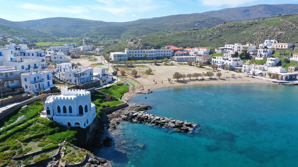Κύθνος: Το νησί των 100 παραλιών που βρίσκεται μία «ανάσα» από την Αθήνα (βίντεο)