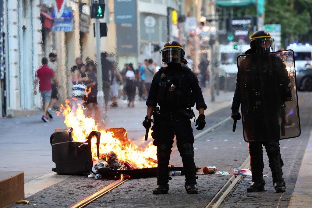 Γαλλία: Ακόμη μια κρίσιμη νύχτα – Χιλιάδες αστυνομικοί στους δρόμους  για να προλάβουν νέα επεισόδια