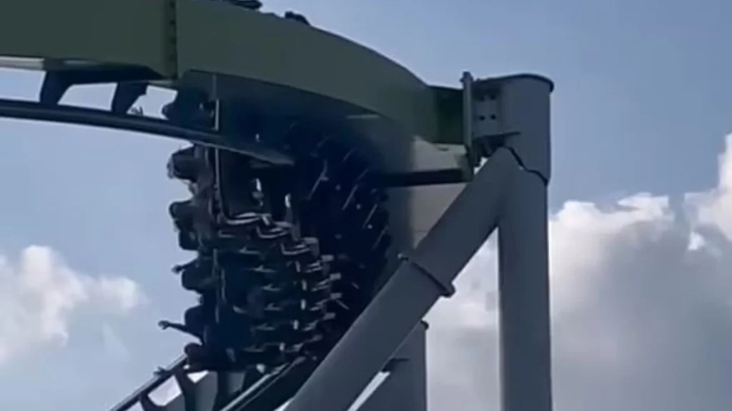 Τρόμος σε λούνα παρκ στις ΗΠΑ: Επισκέπτης εντόπισε ρωγμή σε τρενάκι (βίντεο)