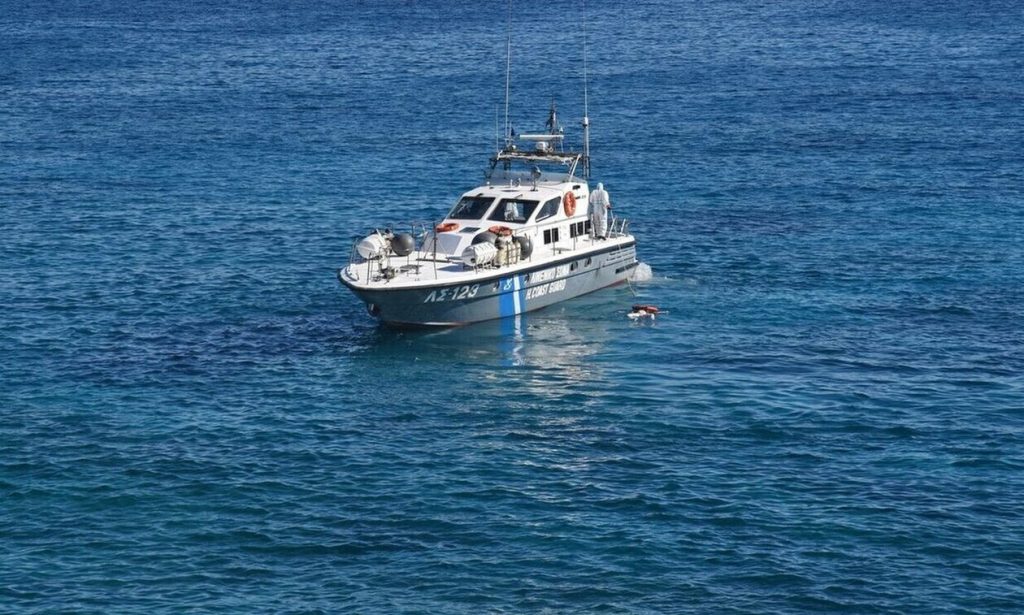 Λέσβος: Παράνομοι αλλοδαποί «βύθισαν» τη λέμβο τους όταν είδαν σκάφος του Λιμενικού να πλησιάζει