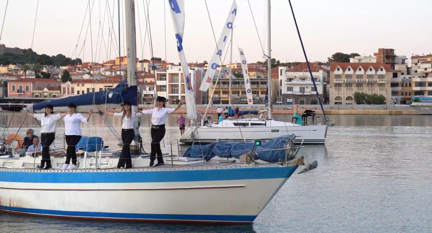 Στη Μυτιλήνη χόρεψαν το μεγαλύτερο συρτάκι στο Αιγαίο πάνω σε ιστιοπλοϊκά – Δείτε εντυπωσιακά πλάνα