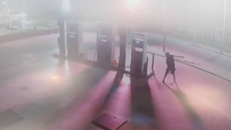 Βίντεο ντοκουμέντο από τη στιγμή που εμπρηστής βάζει φωτιά σε βενζινάδικο στο Βόλο (βίντεο)