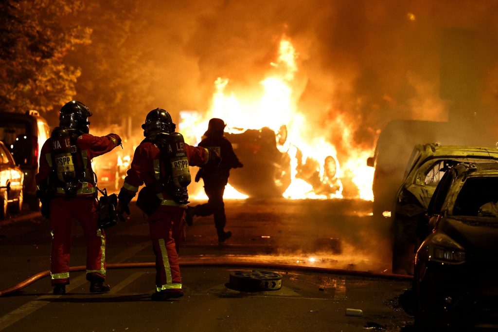 Γαλλία: Νεαρός πυροσβέστης έχασε τη ζωή του ενώ προσπαθούσε να σβήσει φλεγόμενα οχήματα