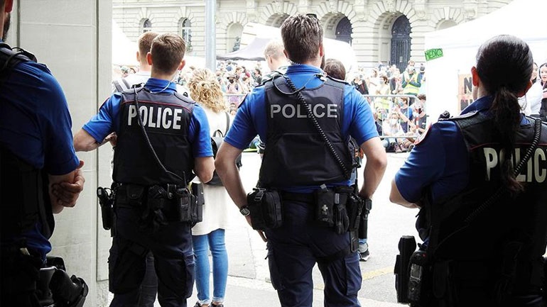 Ελβετία: Συνελήφθησαν επτά άτομα για υλικές ζημιές σε επεισόδια εμπνεόμενα από αυτά στη Γαλλία