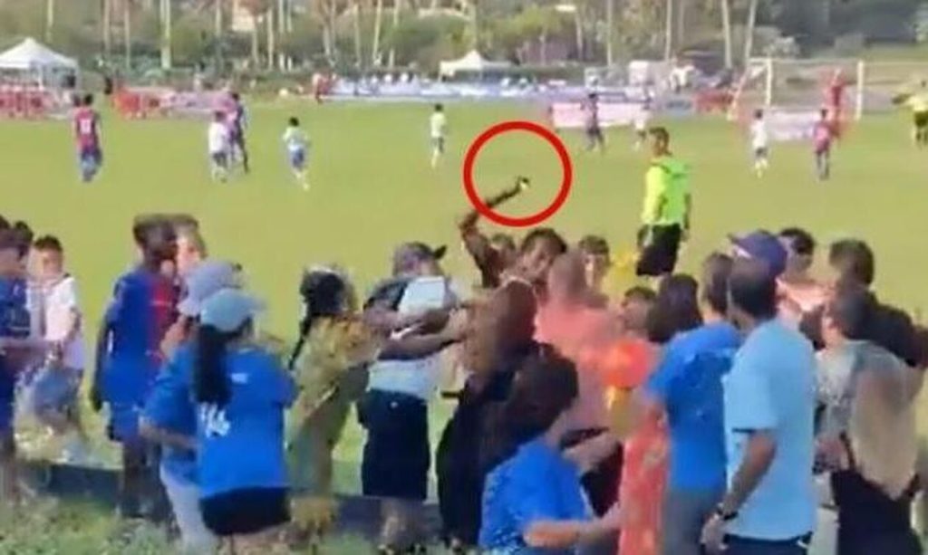 Ισπανία: Πατέρας πήγε να μαχαιρώσει άλλον πατέρα σε αγώνα παιδιών (βίντεο)