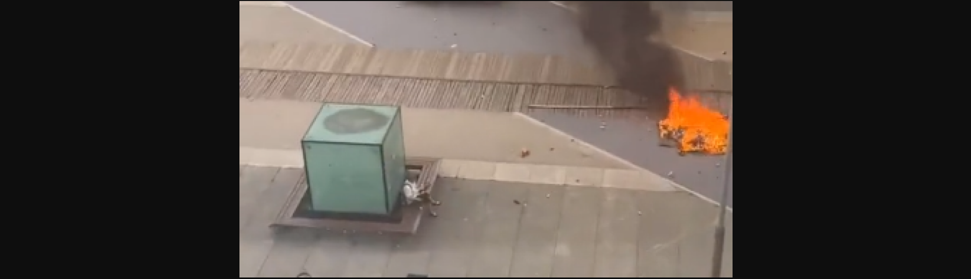 Επεισόδια στη Γαλλία: Νεαρός παρακολουθεί το «χάος» τρώγοντας σάντουιτς σαν να μη συμβαίνει τίποτα! (βίντεο)