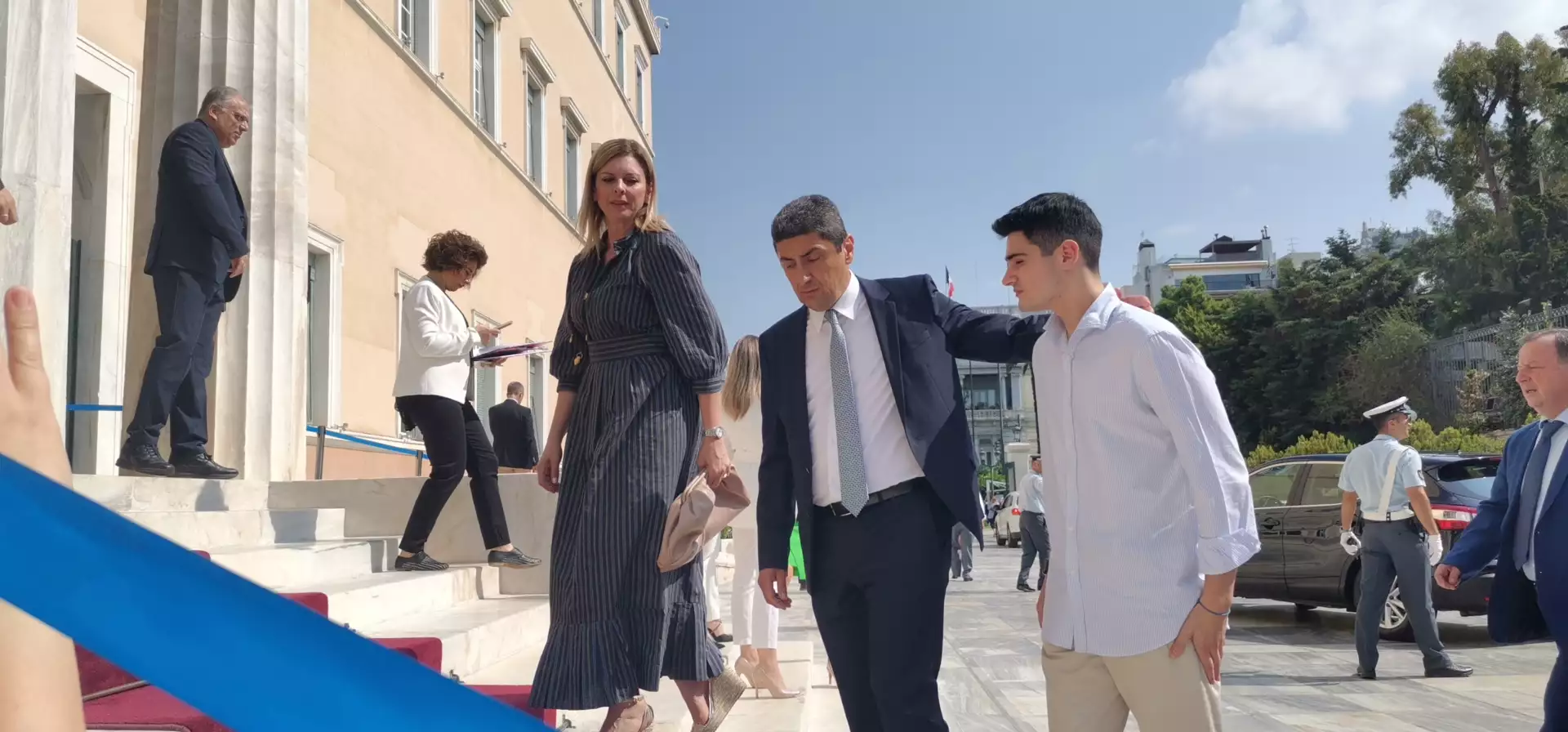 Ορκίζεται η νέα Βουλή σε λίγη ώρα – Δείτε φωτογραφίες από τις προσελεύσεις