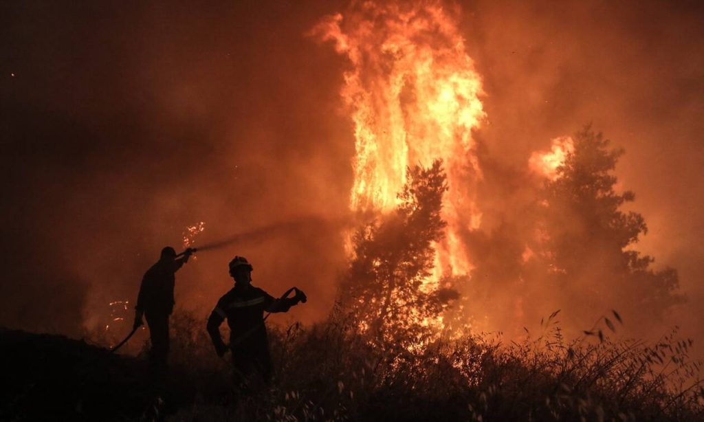 Υπό μερικό έλεγχο τέθηκε η φωτιά στο Σχιστό Κορυδαλλού (upd)