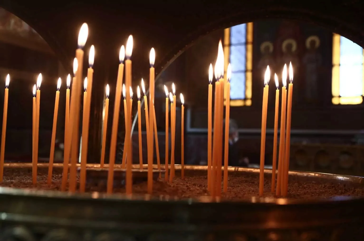 Απίστευτο περιστατικό στη Λάρισα: Πιστή παραλίγο να κάψει παρεκκλήσι ανάβοντας 58 κεριά