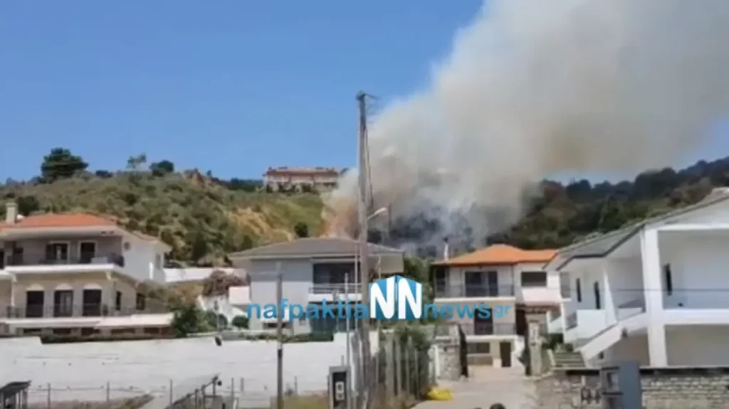 Φωτιά τώρα στη Ναύπακτο: Καίει κοντά σε σπίτια στην περιοχή Πλατανίτης