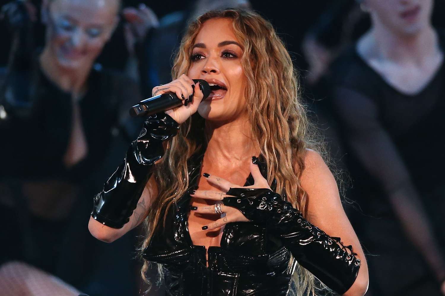 «Ξαναχτύπησε» η Ρίτα Όρα: Πόζαρε με δαντελωτό μαύρο φόρεμα και από μέσα… φάνηκαν όλα! (φώτο)