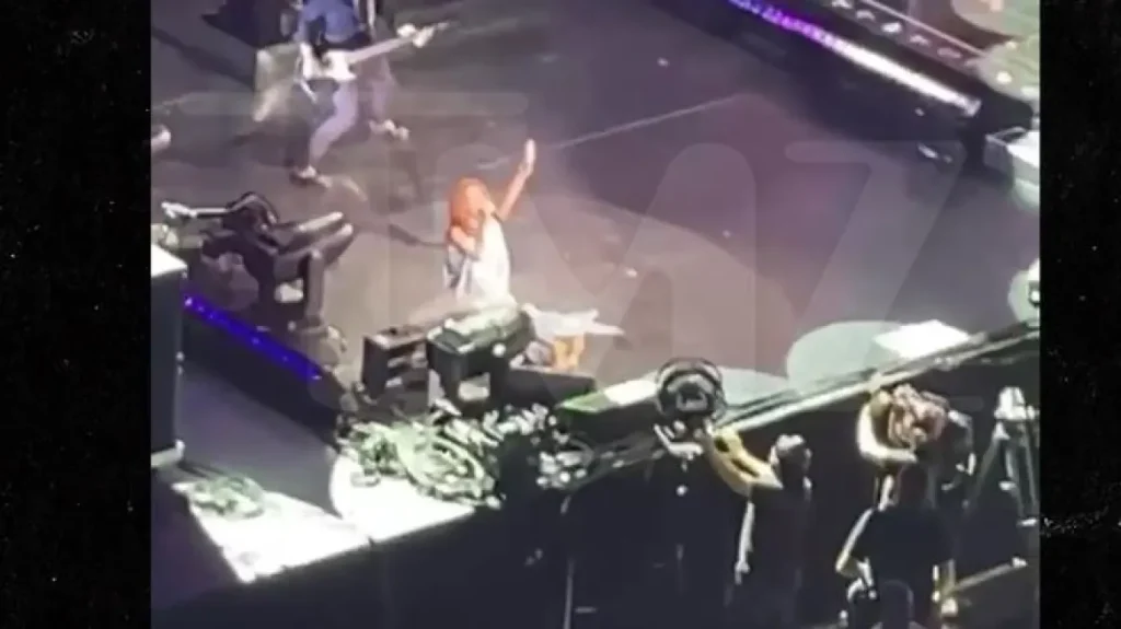 Ατύχημα για την τραγουδίστρια της κάντρι Σάνια Τουέιν – Γλίστρησε και έπεσε στην σκηνή (βίντεο)