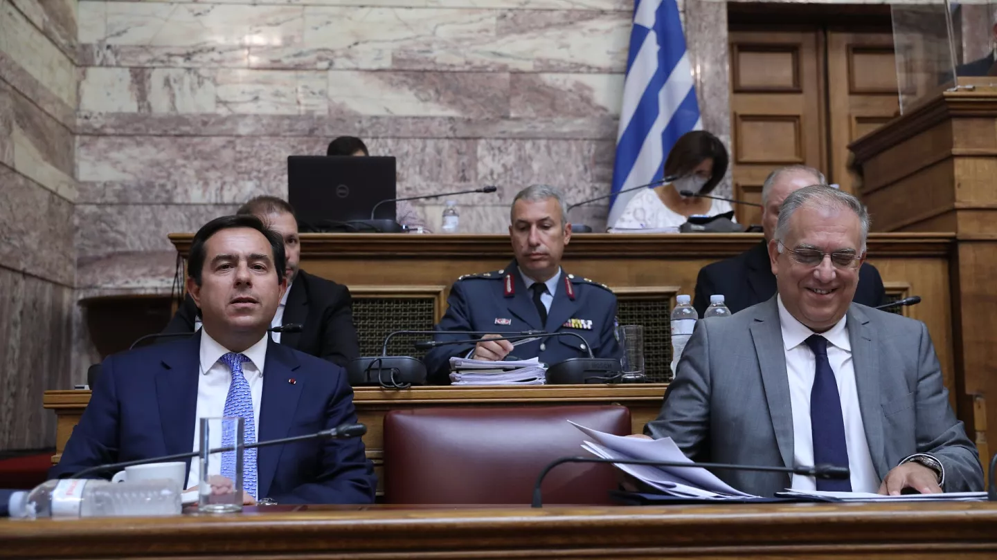 Το τετ α τετ Ν.Μηταράκη-Τ.Θεοδωρικάκου στους διαδρόμους της Βουλής