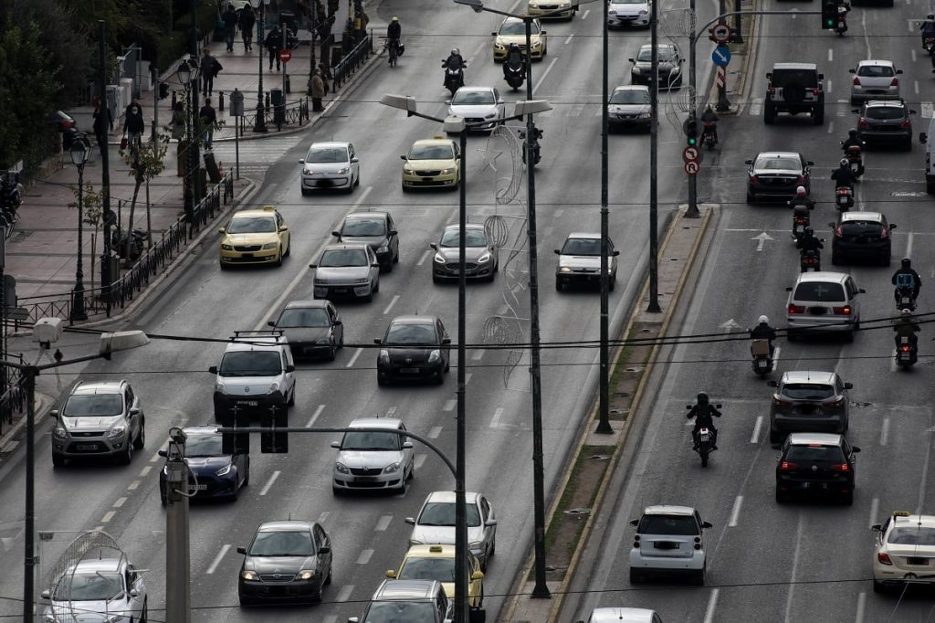 Σοβαρό τροχαίο με τουμπαρισμένο αυτοκίνητο στο κέντρο της Αθήνας – Κλειστή η Βασιλίσσης Σοφίας